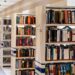 Umzugsteam transportiert Bücher in den Regalen der Universitätsbibliothek Paderborn