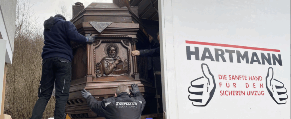 Umzugsteam lädt vorsichtig wertvolles Kircheninventar aus der Depotkirche Attendorn in den Transporter